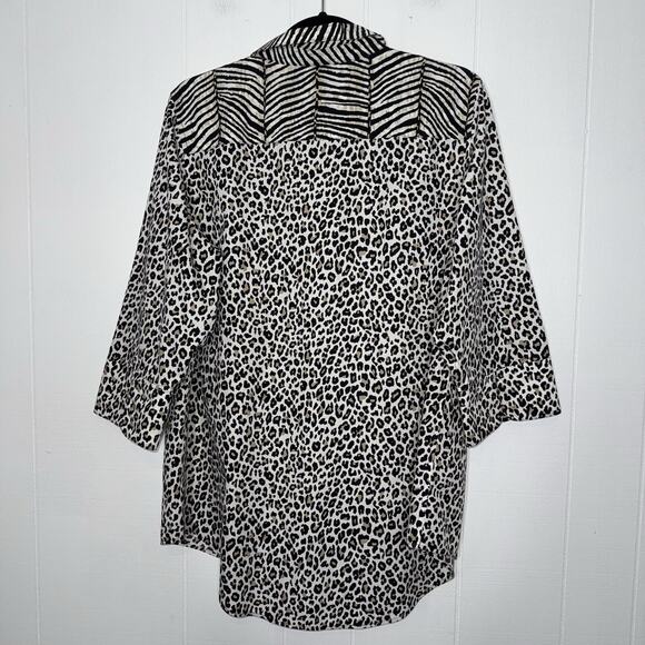 Chico’s Women’s No Iron Cotton Leopard Top Button Up Size 2 Large - Picture 2 of 6
